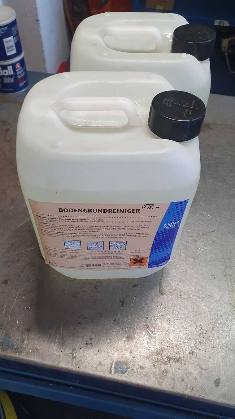 Autres accessoires p. véhicule: Bodenreinigungsmittel – Neuf avec emballage d'origine à Maienfeld par RobofixAG