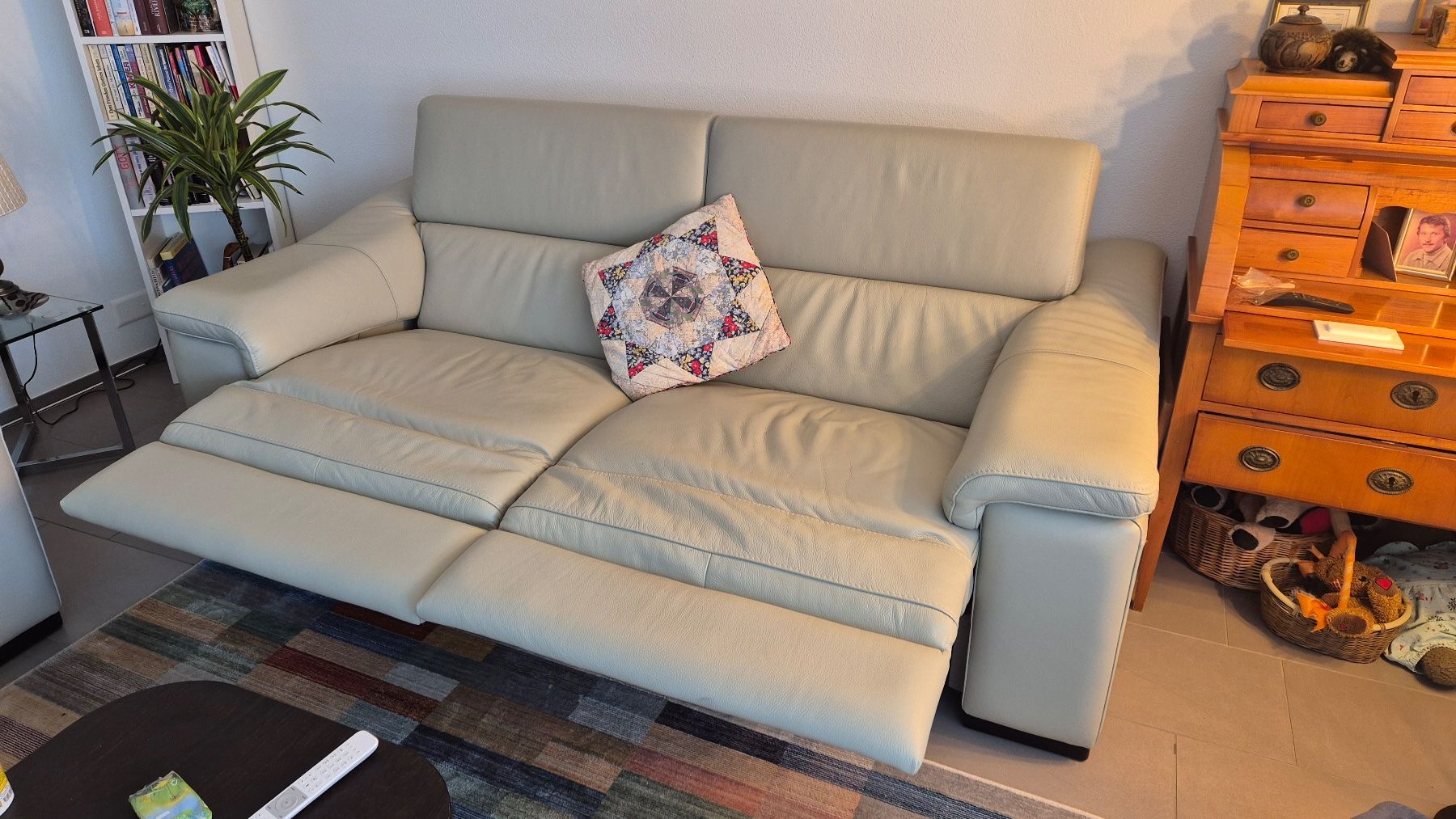 Sofas: Ledersofa 2-Sitzer hellgrau mit Relaxfunktion guter Zustand – Gebraucht aus Rüfenach AG von Huber-wallace