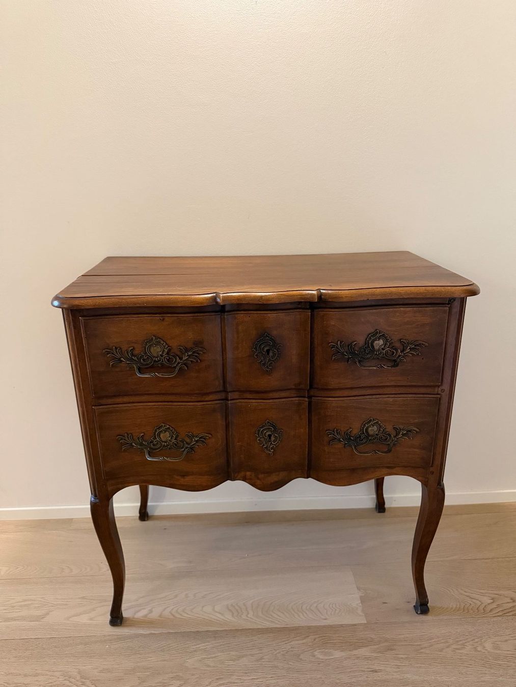 Cassettiere: Commode arbalete – Usato da Trélex venduto da idvix