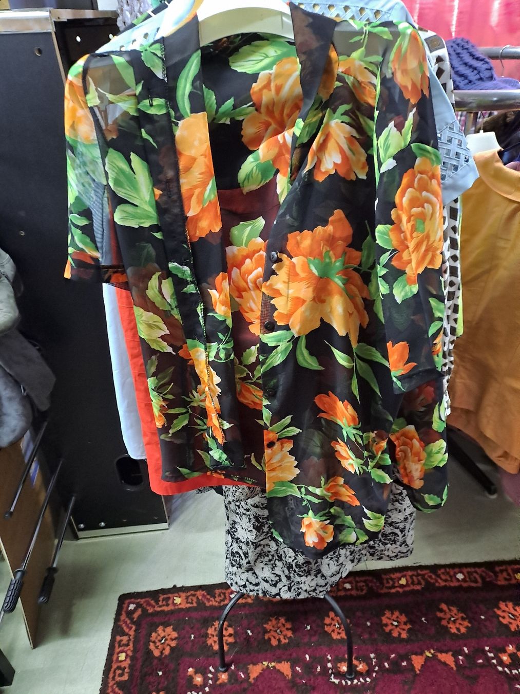 Chemisiers: Damen Bluse Blumenmuster Schwarz Orange Grösse M – D'occasion à Zürich par Schoebi19