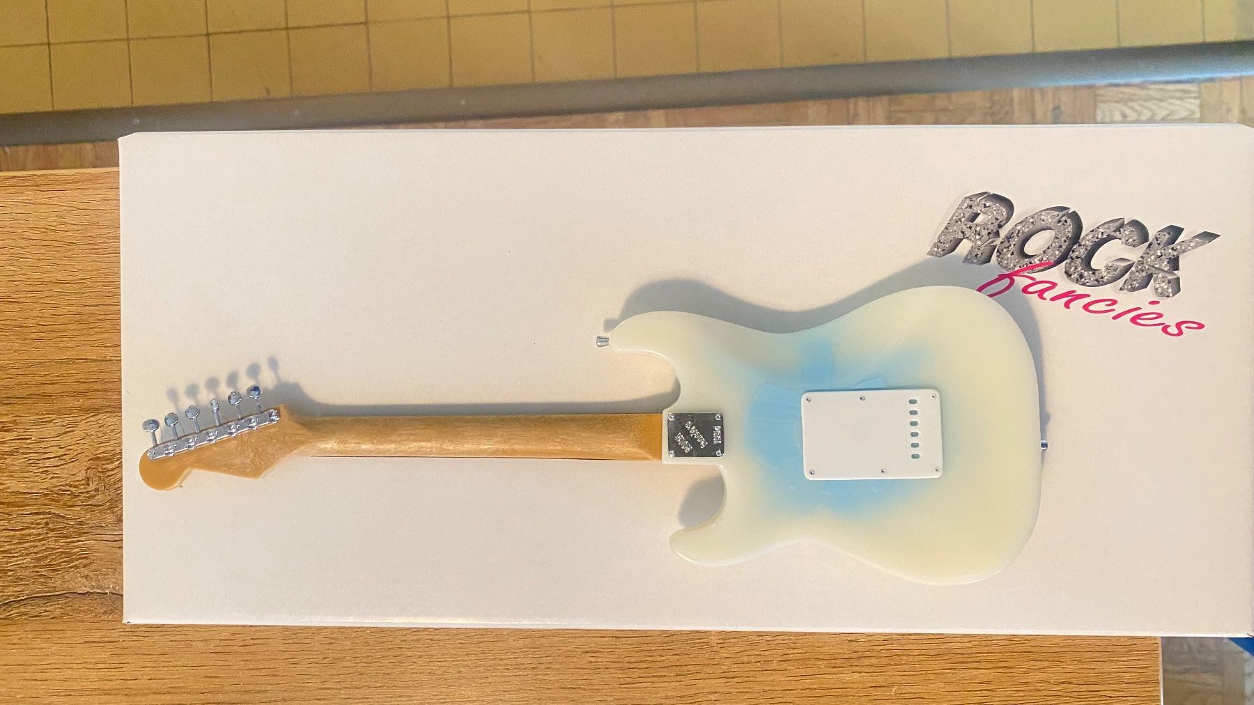 Strumenti musicali: Mini guitare Fender stratocaster décorative – Nuovo (secondo la descrizione) da Châtelaine venduto da yves017 2