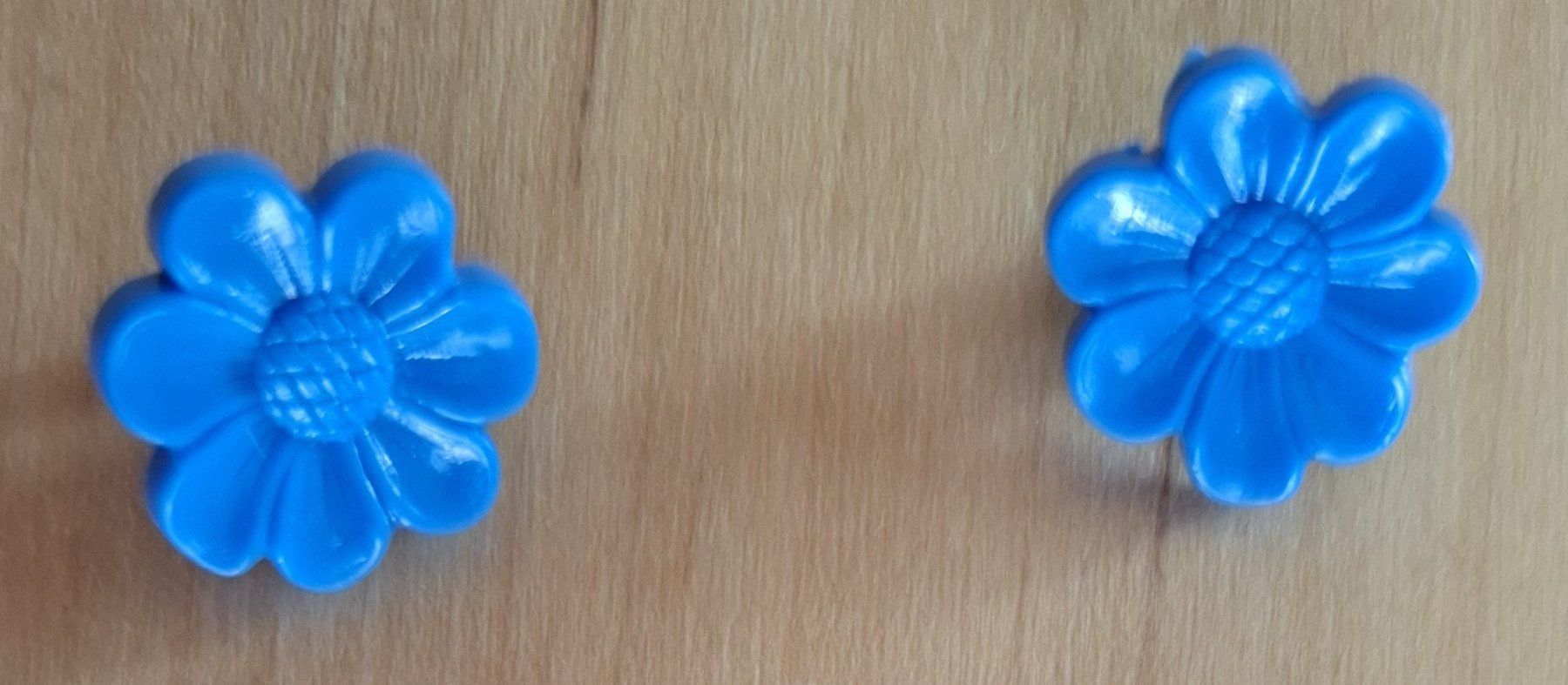 Bottoni: 6 Kunststoffknöpfe blaue Blümchen, Ösenknopf – Usato da Zürich venduto da Romi169