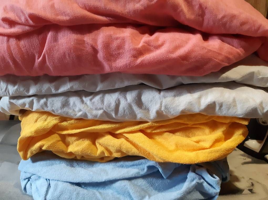 Bettwäsche: 8 Fixleintücher 4 Frotte & 4 Normale – Gebraucht aus Studen SZ von Kbybrig