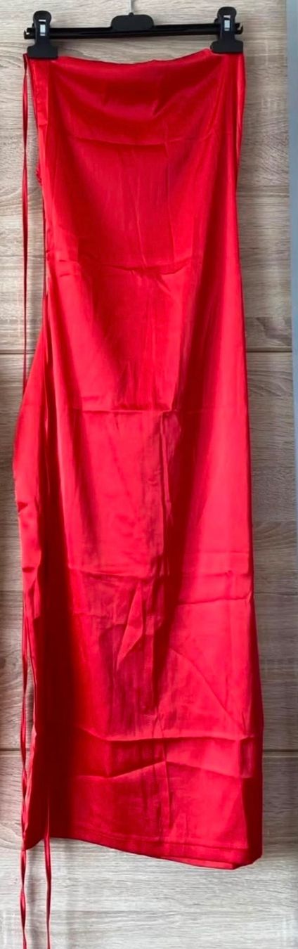 Robes: Robe satin rouge midi – Neuf (Voir description) à Montreux par Izapeche811 1