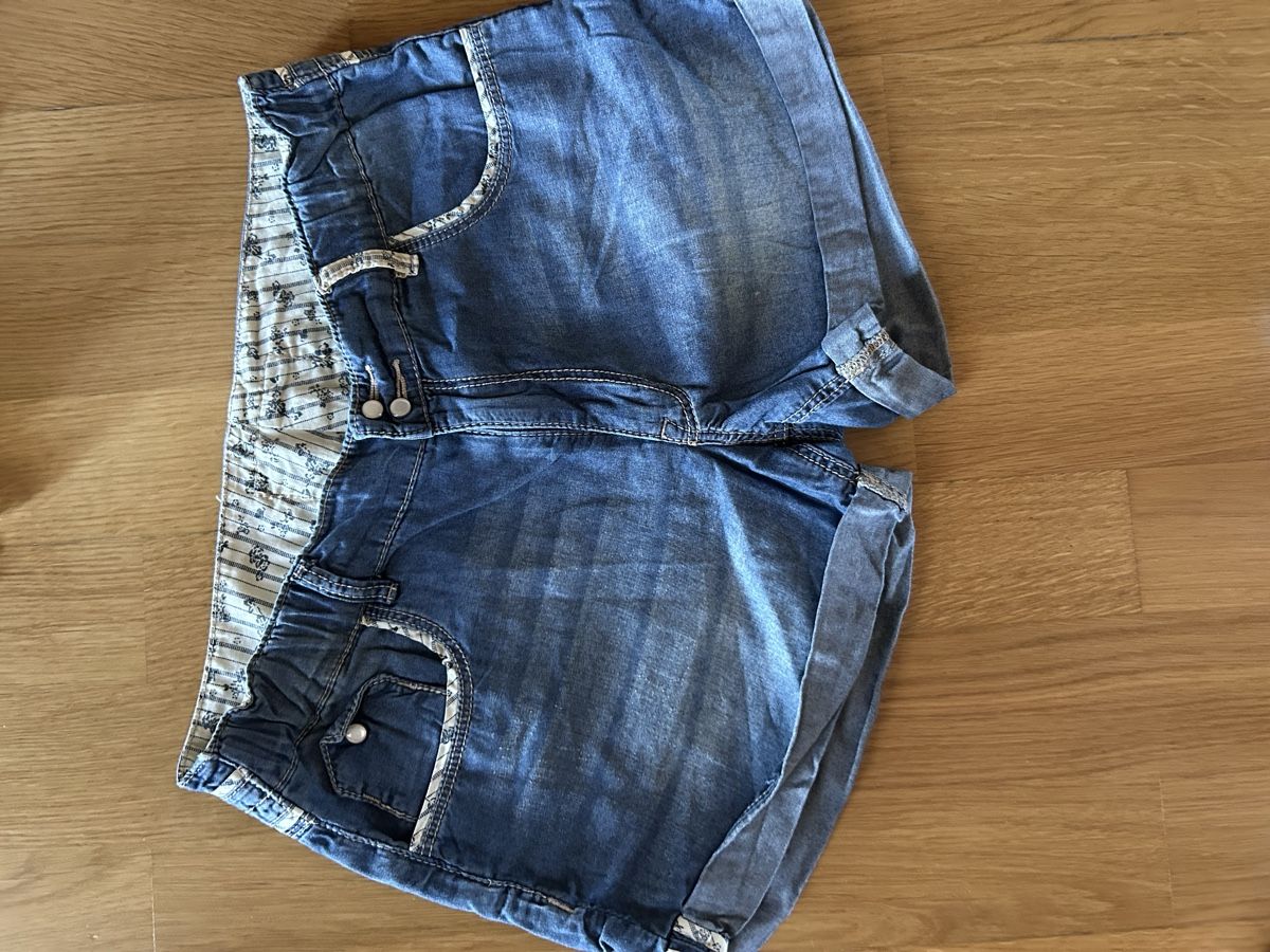 Levi's Pantalons: Short Levi’s 14ans – D'occasion à Daillens par guisepa