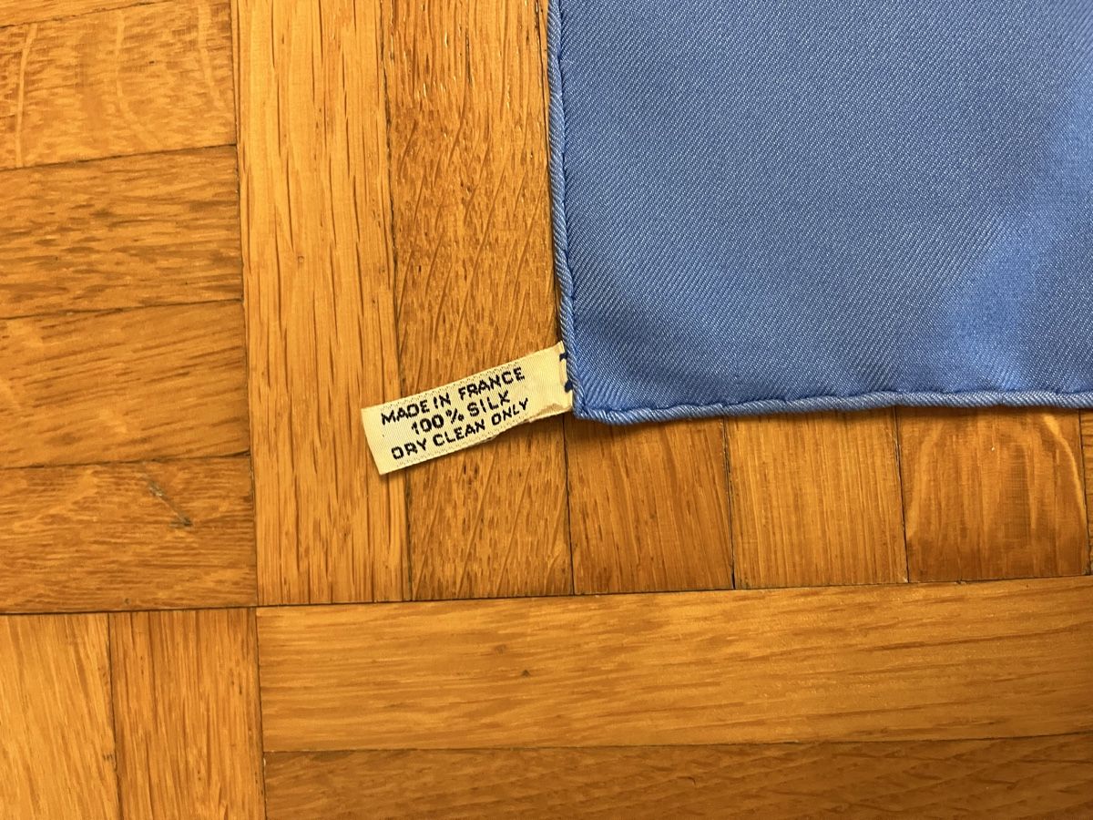 Hermès Foulards, Tücher & Schals: Original HERMÈS Seidentuch "Grand Uniforme" hellblau – Neu (gemäss Beschreibung) aus Rapperswil SG von funk3 2