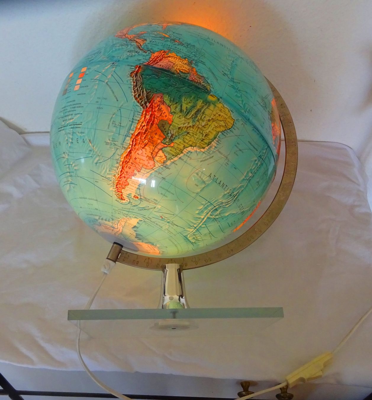 Autres décorations & accessoires: Globus beleuchtet mit Plexiglas Sockel 70/80er – D'occasion à Zürich par Connie8 4