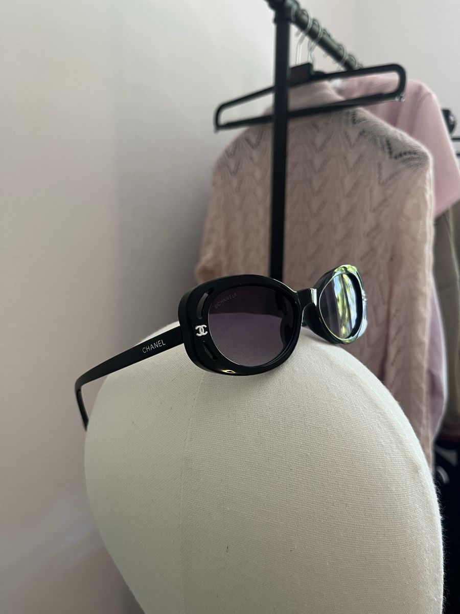 Occhiali & Lenti: Sunglasses Black Oval Frame Ladies Good Condition – Nuovo (secondo la descrizione) da Zürich venduto da Melina.A 1