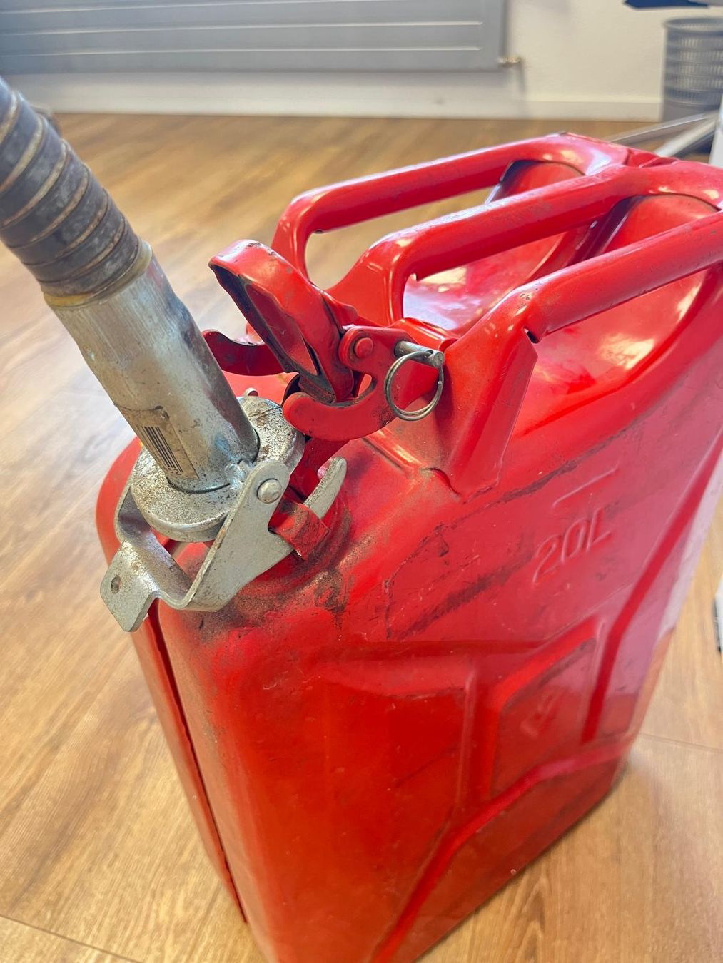 Taniche per benzina: Benzinkanister – Usato da Niederwil AG venduto da Maeder_AG 1