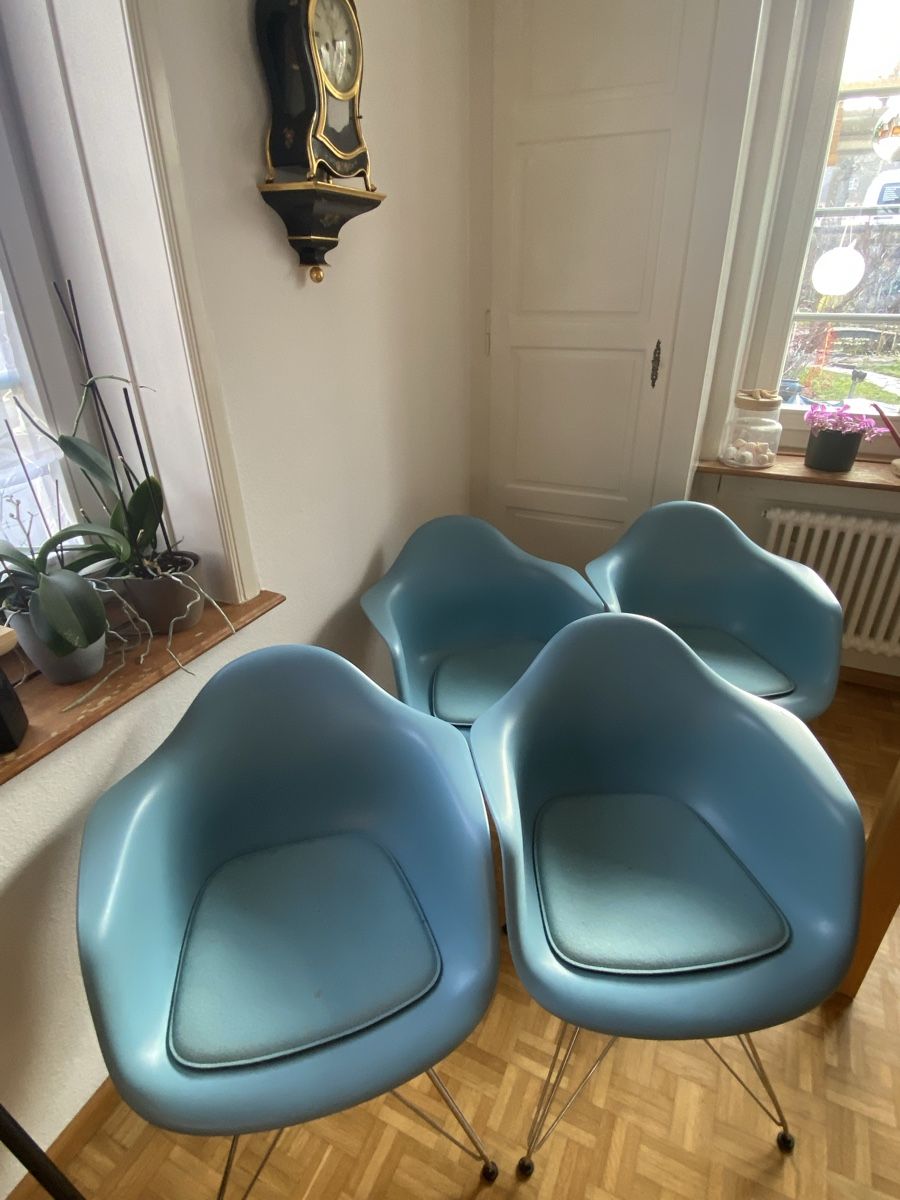 Eames Sedie: 4 Stk. Vitra Eames Plastic Armchair Co,  hellblau. – Usato da Muttenz venduto da Paepu1 4
