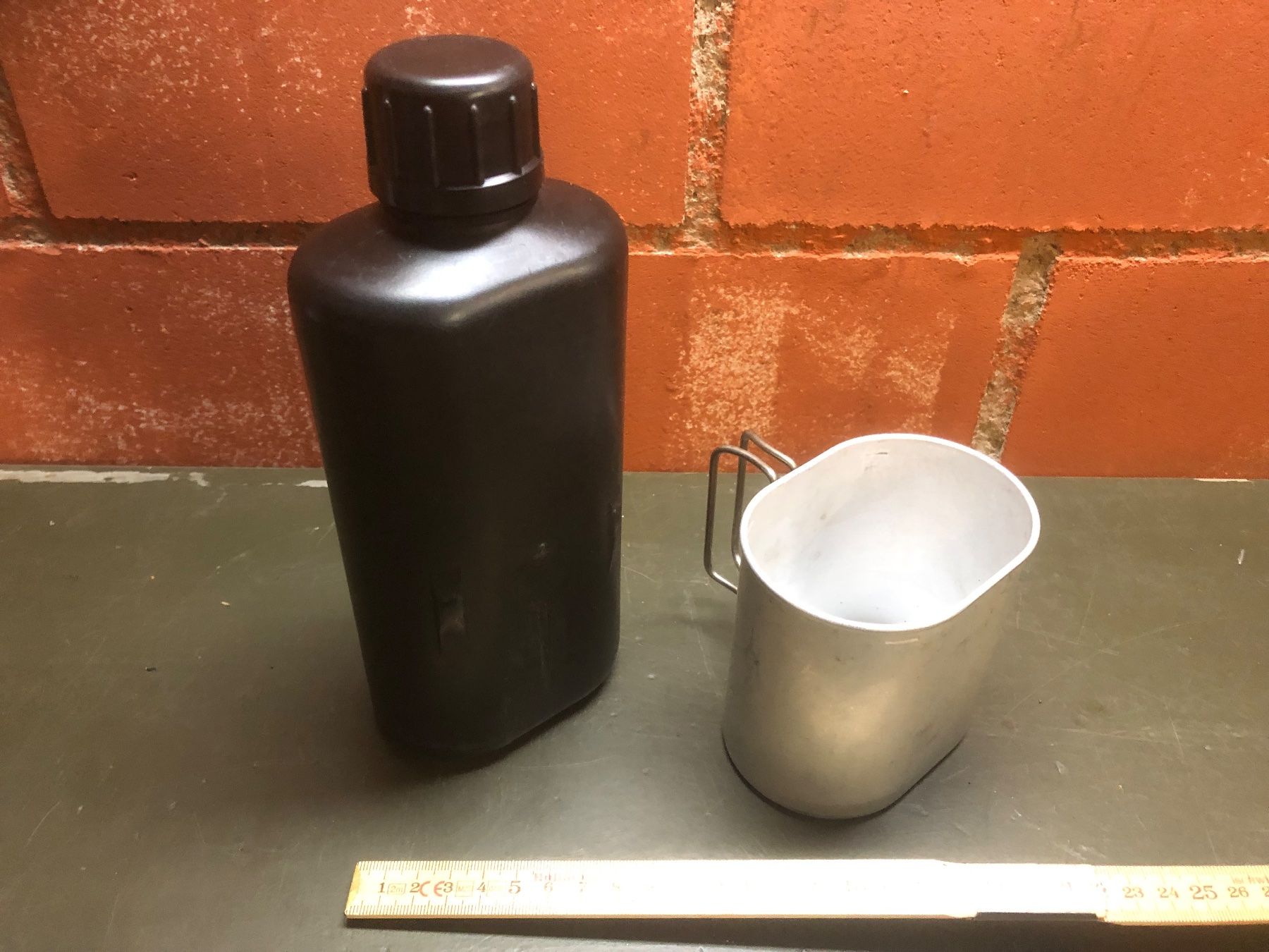 Schweizer Armee Attrezzatura & Pezzi di ricambio: Schweizer Armee Feldflasche Militär Wasserflasche Camping – Usato da Madiswil venduto da TEMISO