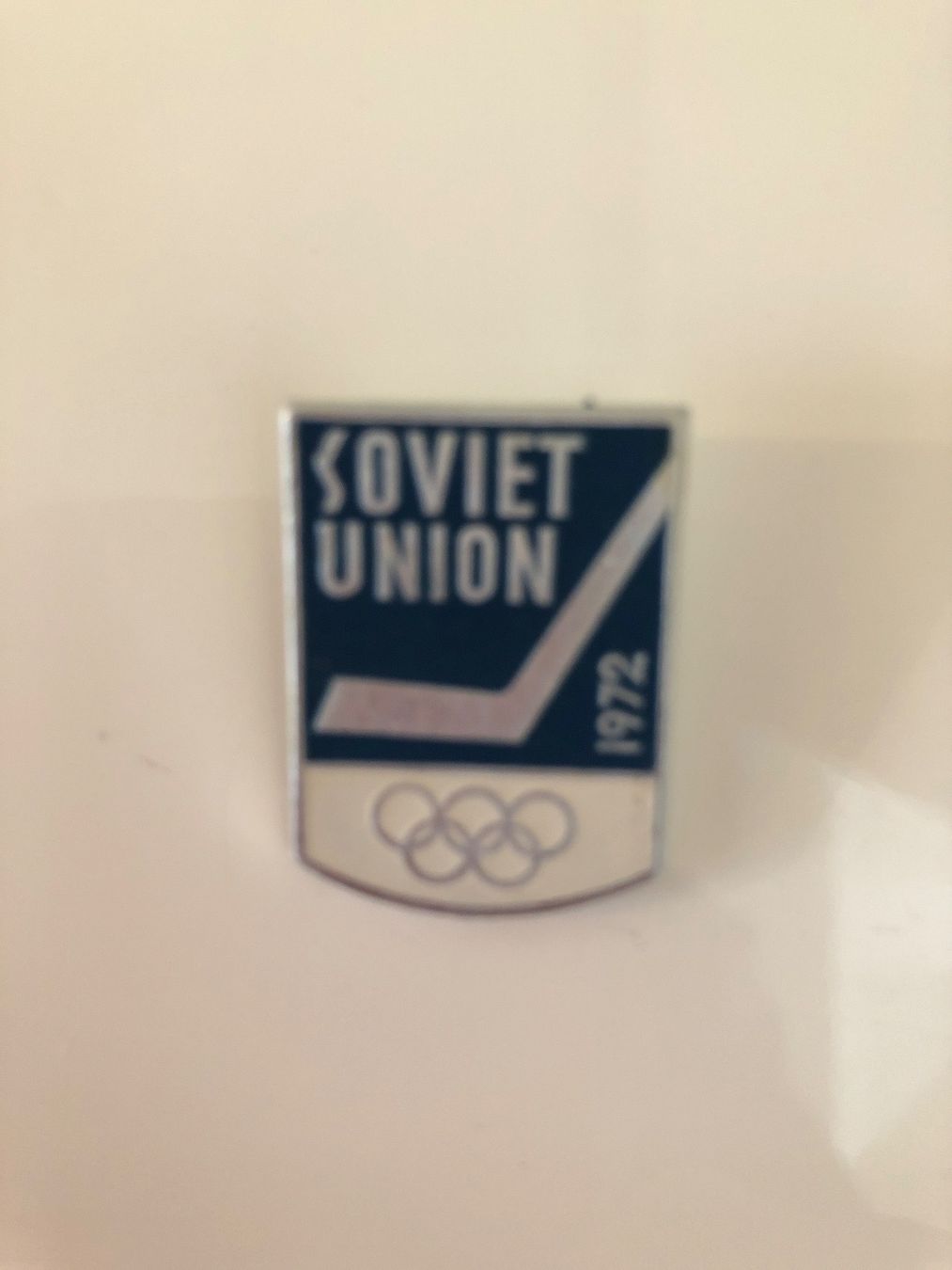 Spille & Fermagli: Soviet Union olimpic 1972 hockey pin – Usato da Osogna venduto da goodthingme