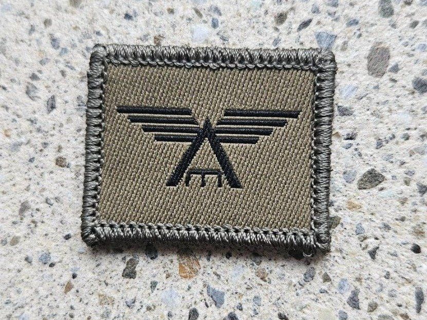 Schweizer Armee Plaketten & Abzeichen: *** Funktionsabzeichen Flugplatzsappeur mit Klett *** – Neu und originalverpackt aus Riedholz von fr_sIruP