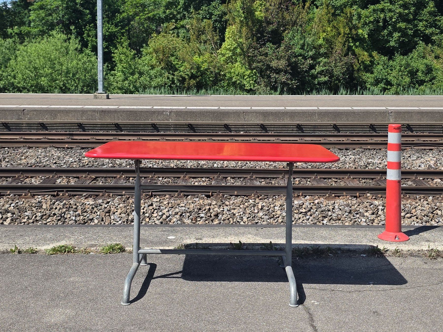 Tavoli: Roter Gartentisch Sissach - klappbar, Metall - Ref. 05/57 – Usato da Au ZH venduto da BrockiAu