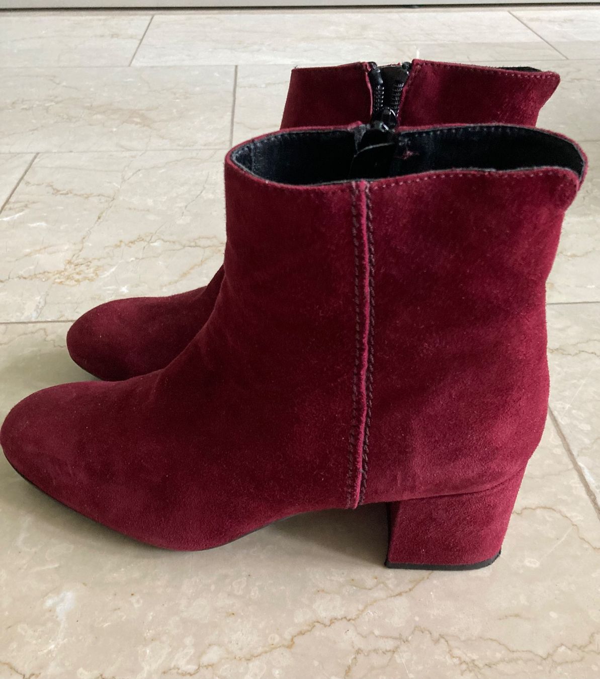 Scarpe da donna: Burgunderrote Wildleder-Stiefeletten, Grösse 39 – Usato da Hurden venduto da Ruby70 2