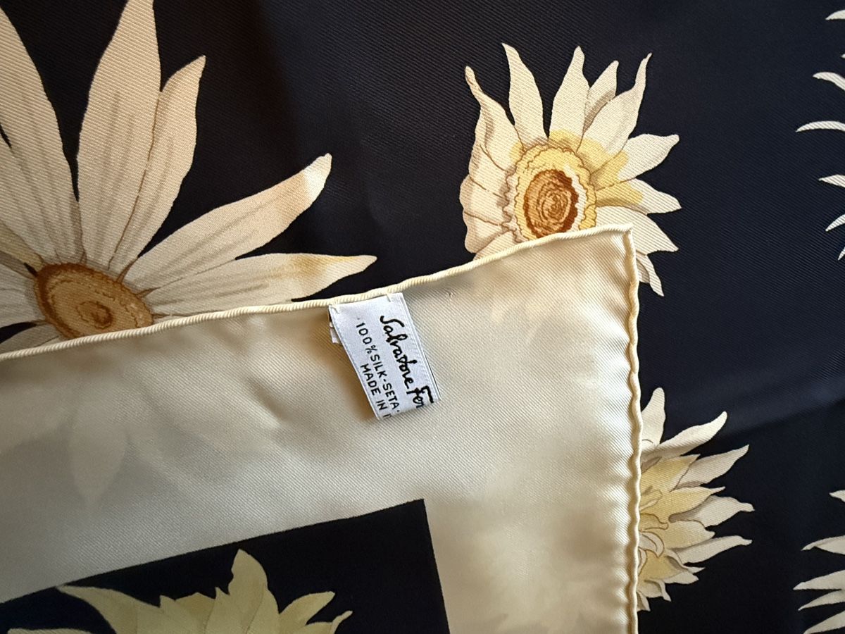 Salvatore Ferragamo Foulards, Tücher & Schals: Salvatore Ferragamo Seidentuch Blumenmuster, – Gebraucht aus Aarburg von Schatzaffe 5