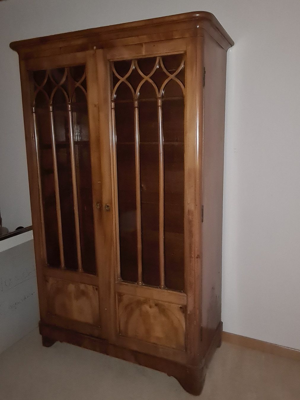 Vitrinen: Sehr schöne Jugenstil-Vitrine Kirschbaum – Gebraucht aus Biel-Benken BL von dubs02