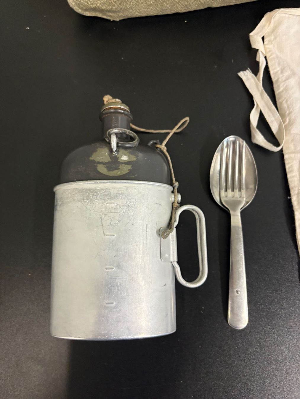 Schweizer Armee Ausrüstung & Ersatzteile: Armee Feldflasche Kochgeschirr mit Tasche gebraucht – Gebraucht aus Wiesendangen von plus-minus 3