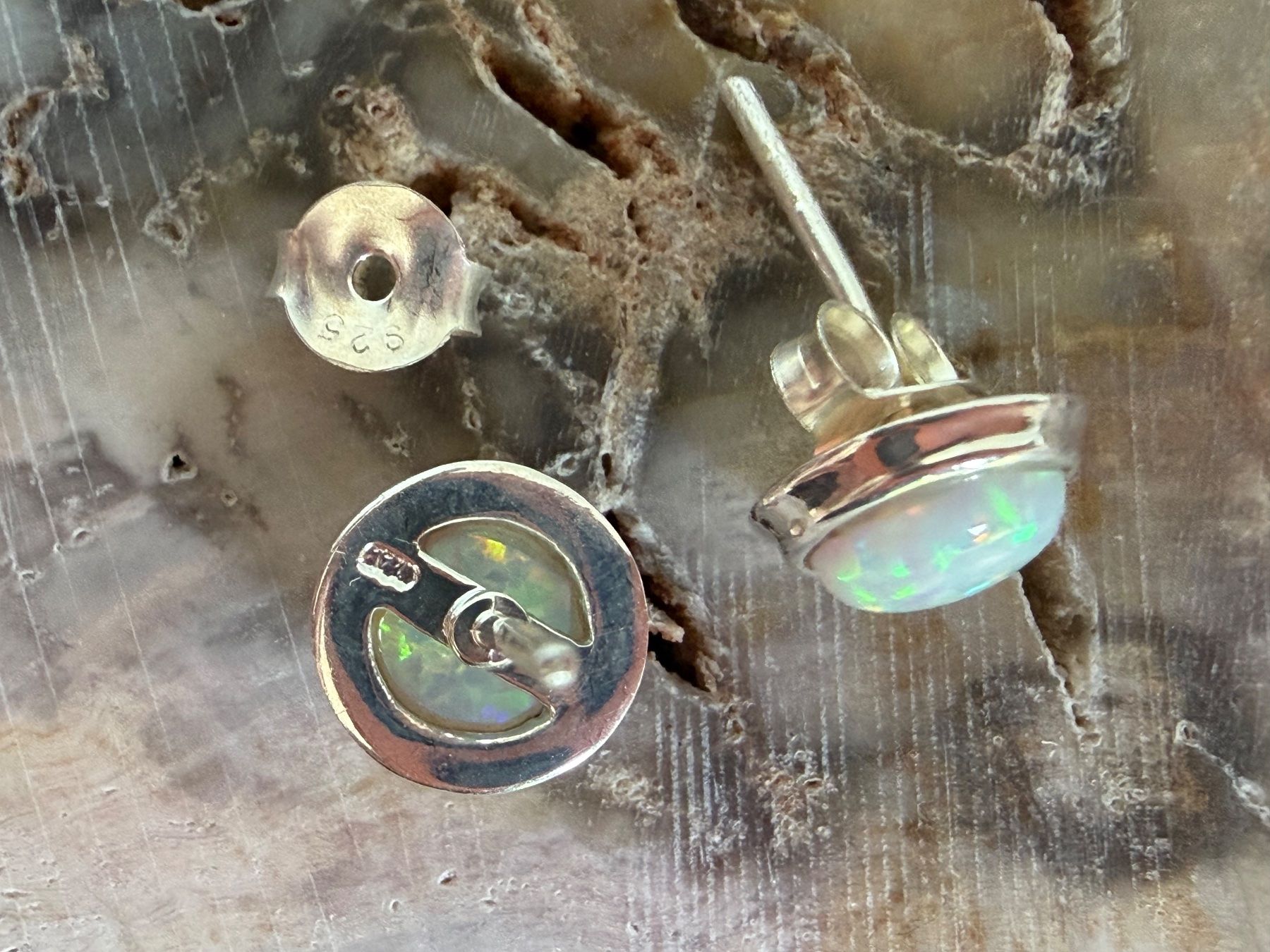 Orecchini pendenti & Orecchini a lobo: Ohrstecker Opal hell Silberfassung Ø 8mm - Gilson Milchopal – Nuovo (secondo la descrizione) da Bern venduto da Jiffy 7