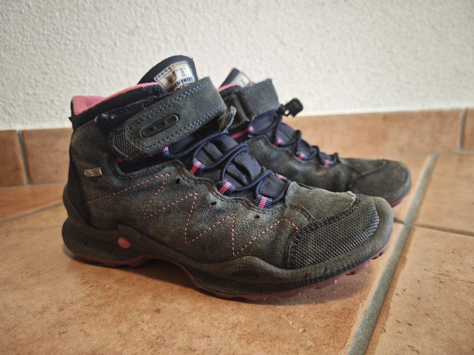 Scarpe per ragazze: Wanderschuhe und Turnschuhe Puma Gr. 36 – Usato da Bichelsee venduto da Raoul06 1