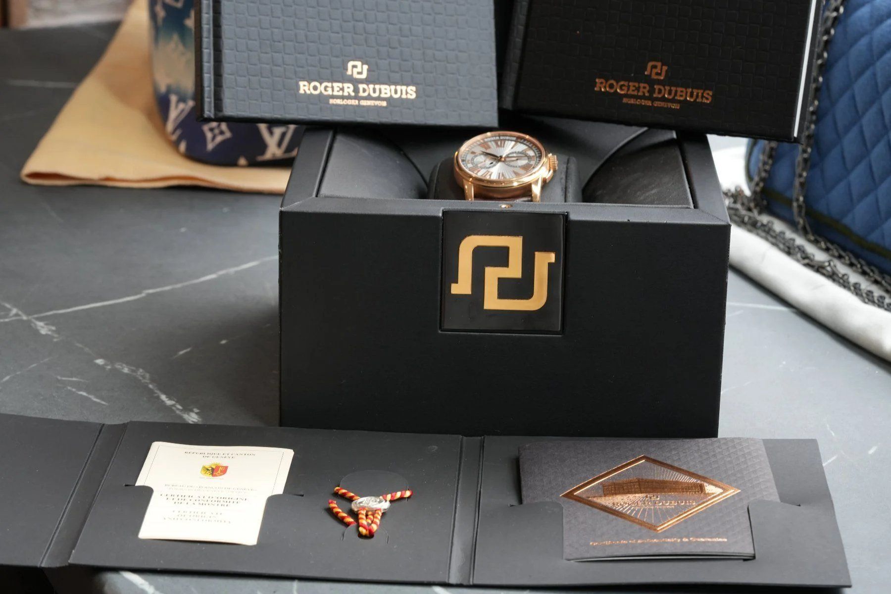 Roger Dubuis Orologi: Roger Dubuis Hommage Chronograph 18k Gold – Usato da Thalwil venduto da LeCh1ffre 5