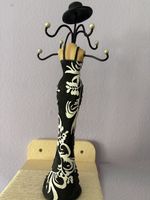 Schmuckständer im eleganten Kleid Design,