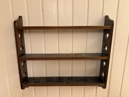 Wandregal aus Holz mit Herzdetails