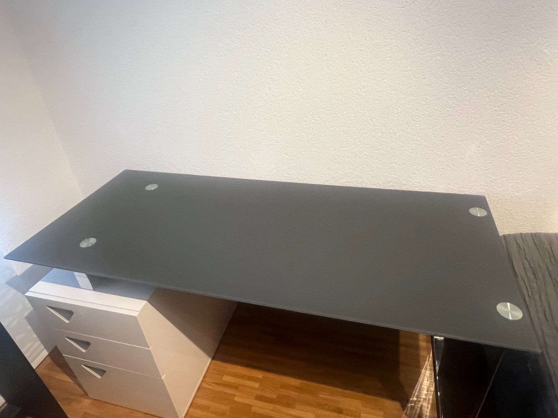 Schreibtische: Bureau moderne avec plateau en verre – Gebraucht aus Sugiez von ScKn
