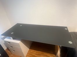 Bureau moderne avec plateau en verre