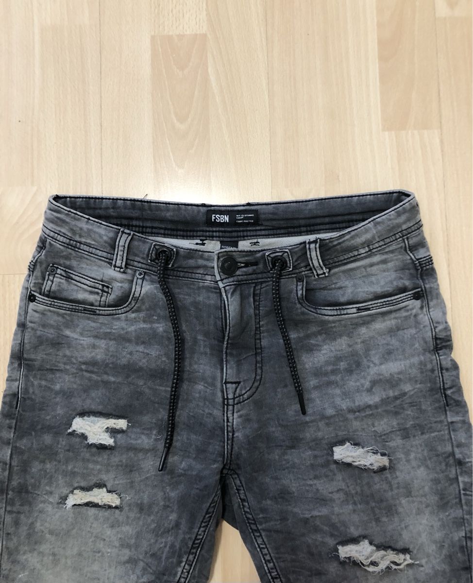 Jeans: Kurz Hose Gr.S – Usato da Chur venduto da vicky7 1