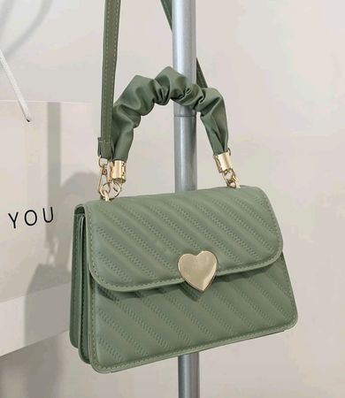 Borsa donna verde con cuore in metallo nuova misura 21cm