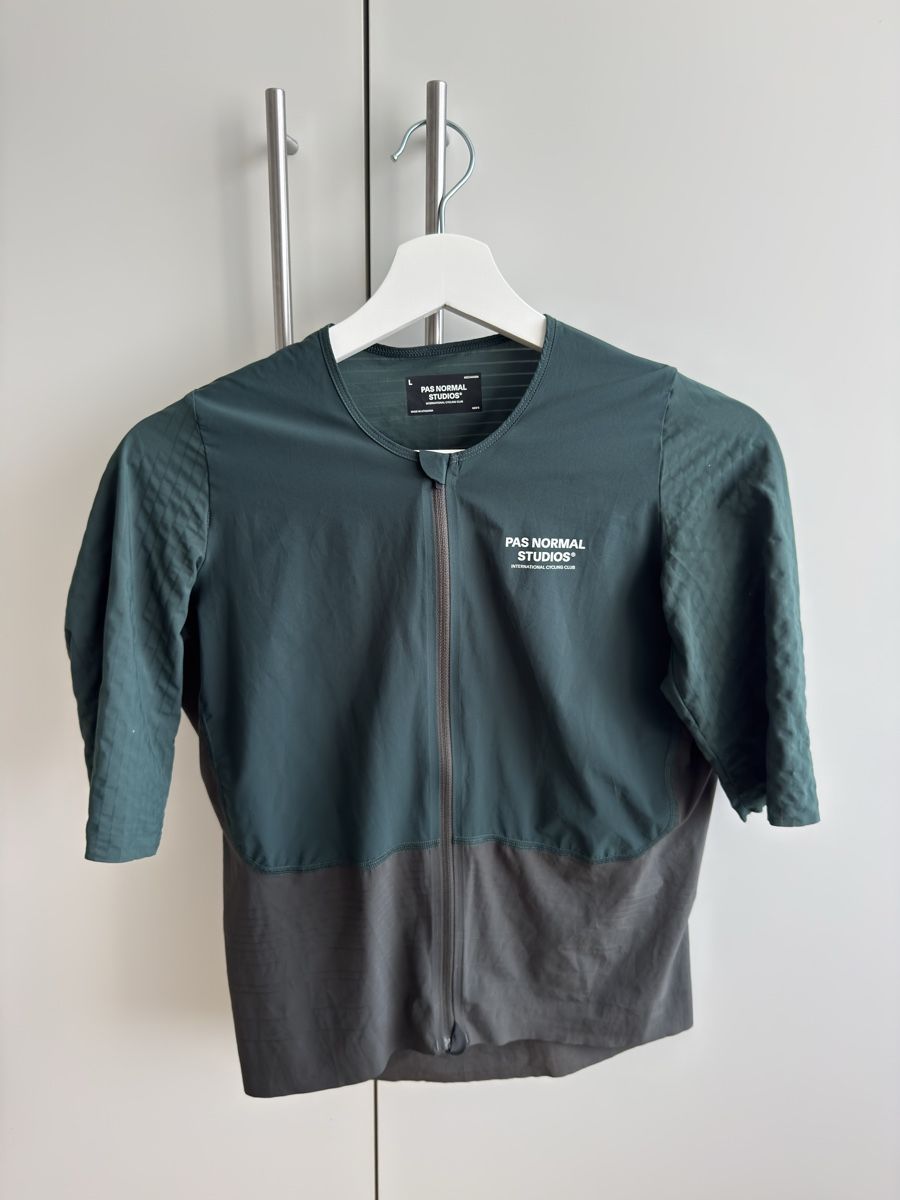 Pas Normal Studios Canottiere & Pantaloni: Pas Normal Studios Mechanism Pro Trikot Gr L – Nuovo (secondo la descrizione) da Hombrechtikon venduto da Sven_Gerber