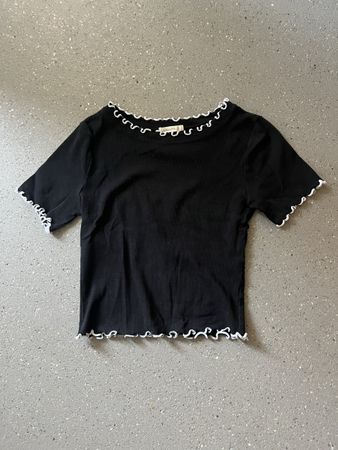 T-Shirt schwarz mit weissen Rüschen
