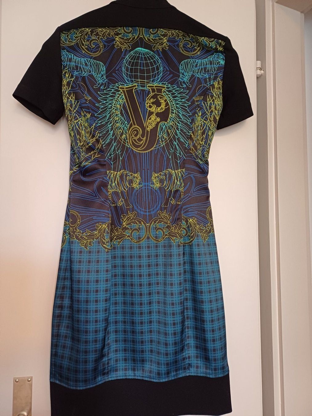 Versace Vestiti: Etuikleid Versace mit cut-out cocktail robe Gr 36 – Nuovo e nell'imballaggio originale da Zürich venduto da Zarzilla 1