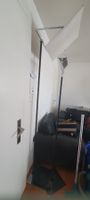 Stehlampe mit indirekter Beleuchtung und Reflektorpanel