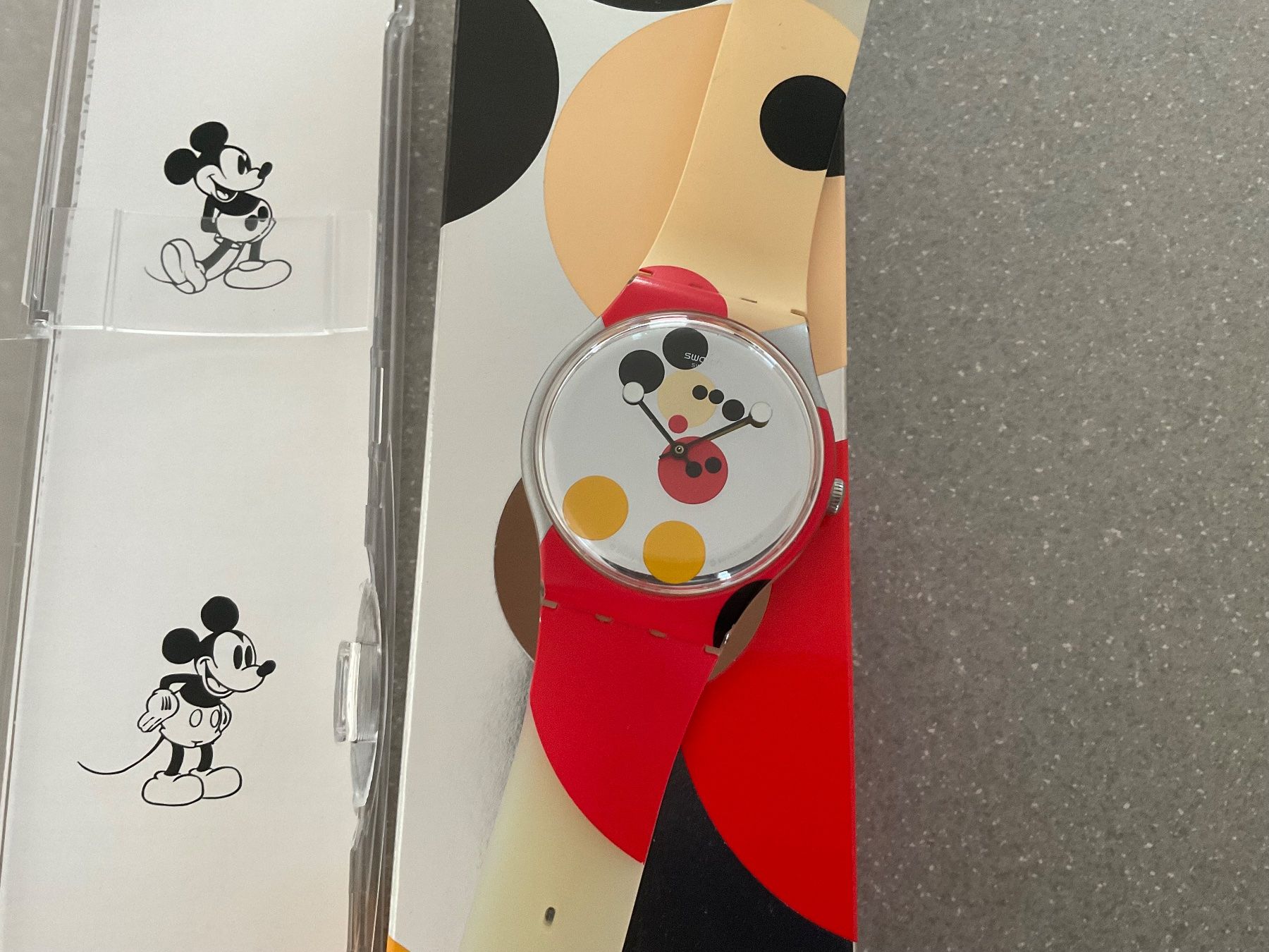 Swatch Uhren: Swatch Mickey SUOZ290S neu. – Neu und originalverpackt aus Bonstetten von Fluca 1