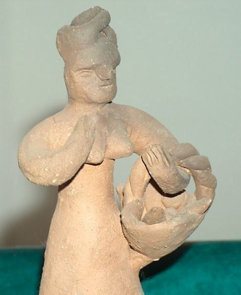 Figuren: Weibliche Terracotta- Figur (Nr. 2) mit Korb – Gebraucht aus Geroldswil von ARTEFACTO