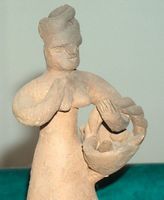 Weibliche Terracotta- Figur (Nr. 2) mit Korb