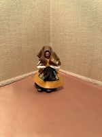 Figurine Tracht Frau braun/schwarz floral Grösse ca. 10cm