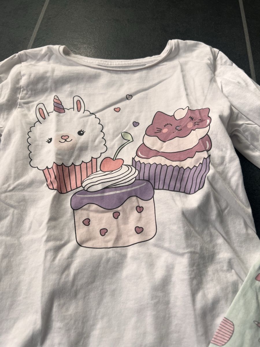 Pyjamas & Ähnliches: Pyjama Gr. 128 mit Cupcake-Motiv – Gebraucht aus Thun von Siladi 1