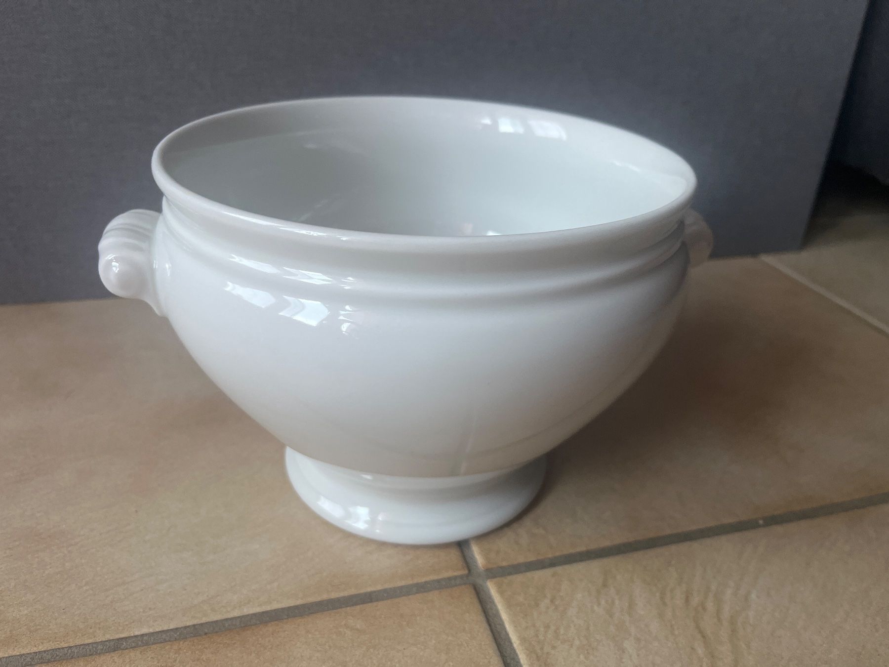 Servierplatten: Soupière en porcelaine blanche Langenthal – Gebraucht aus Vernayaz von Darkfrost