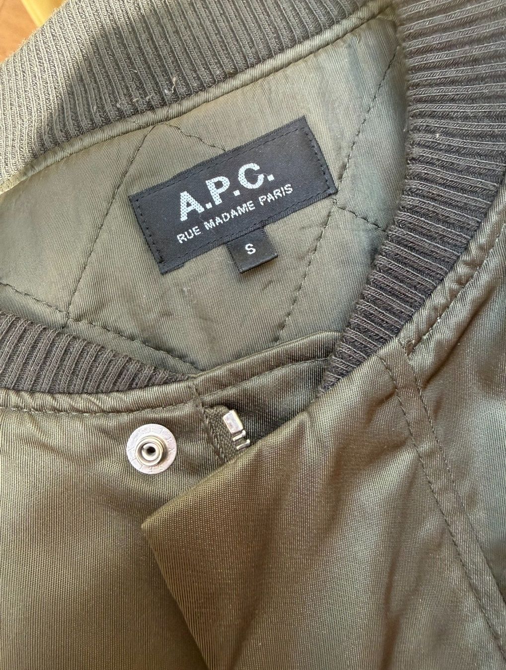 Apc Giacche: A.P.C. Hunter Green Satin Bomber Jacket – Usato da Erlach venduto da VerkaufX 2