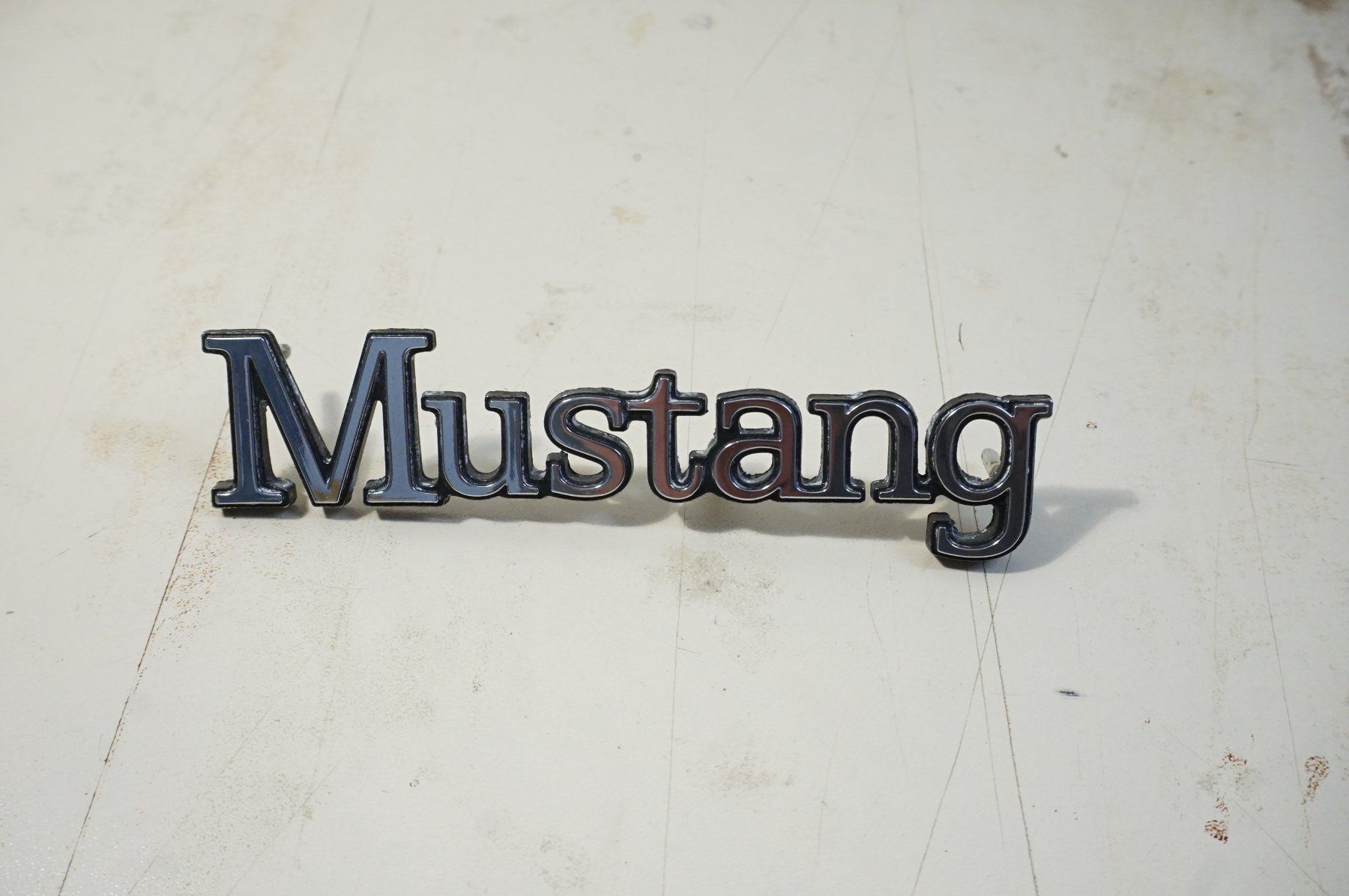 Ford Placchette & Badge: Badge Ford Mustang – Usato da Ependes VD venduto da Cartonabanane