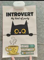 Affiche décorative chat introverti avec tasse et livres
