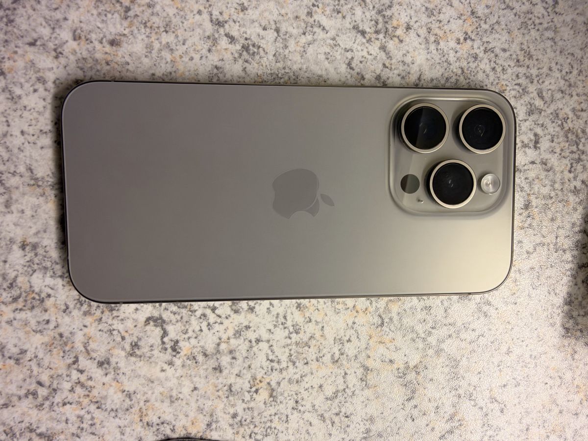 Apple Telefoni cellulari / Smartphones: iPhone 15 Pro – Usato da Wil SG venduto da kue_v6xg 1