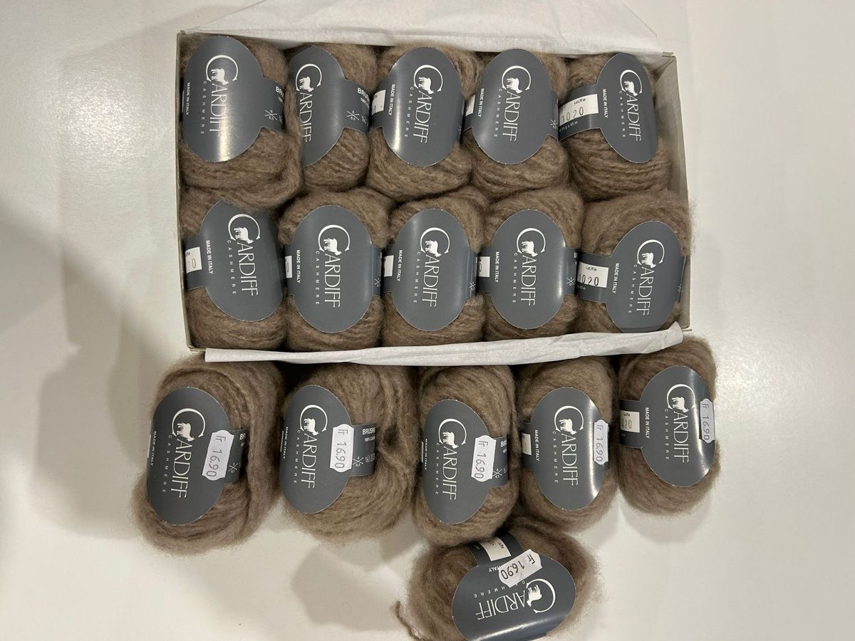Lana: Cardiff Brushmere (16x beige) – Nuovo e nell'imballaggio originale da Bex venduto da eli_2kgy
