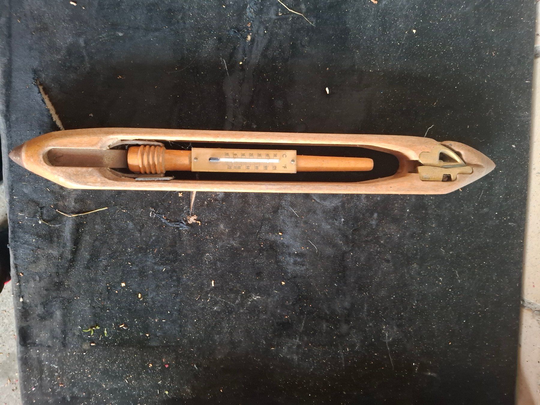 Altri elettrodomestici e apparecchi d’epoca: Webschiffchen mit Thermometer Holz antik Dekoobjekt – Usato da Schönholzerswilen venduto da clyde123