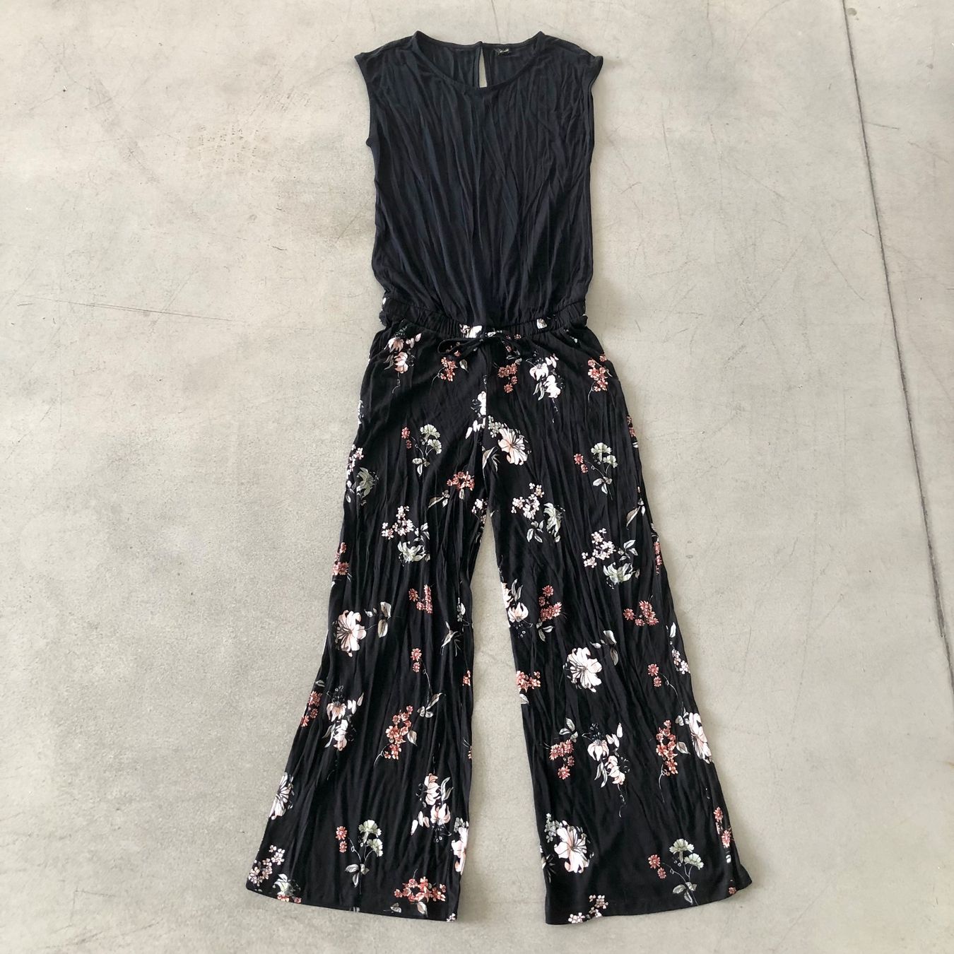 Lascana Tute: Lascana Jumpsuit mit Blumenmuster, Grösse 40 – Usato da Brienz BE venduto da Kokolea84