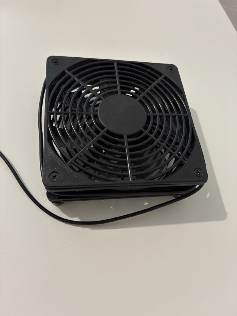 Ventilatori: A USB Fan (12cm x 12cm) – Nuovo (secondo la descrizione) da Genève venduto da cve_5w2h