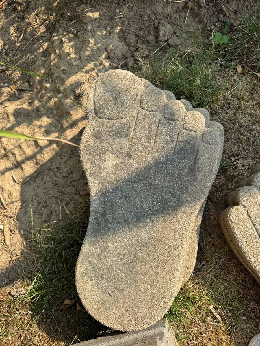 Bodenbeläge: Trittstein Fussform Beton 5 Stk.  – Gebraucht aus Lätti von RoadRunner75 1